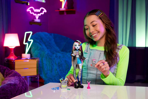 Boneca Monster High Frankie Stein Em Jaqueta Jeans E Shorts,