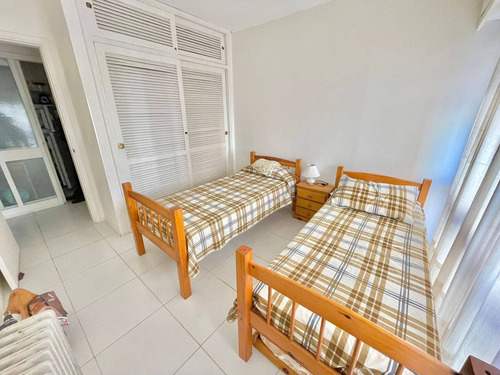 Imagen 6 de 10 de Venta Apartamento Amoblado Con 2 Dormitorios Y Garaje En Punta Del Este Parada 2 Brava
