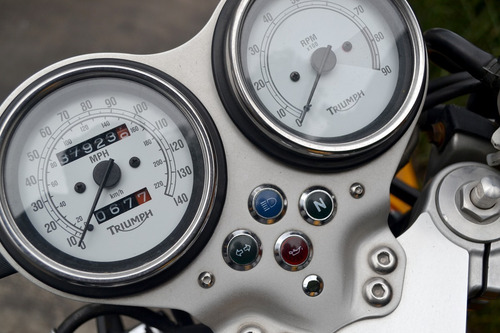 Imagen 7 de 15 de Flamante Triumph Thruxton 900 Emplacada Muy Llamativa
