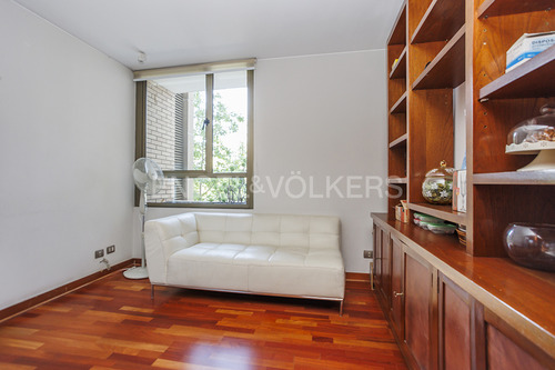 Departamento Con Un Estudio Independiente En El Nivel Calle.