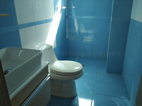 Townhouse En Venta En La Cooperativa Maracay Aragua 23-4820 Irrr