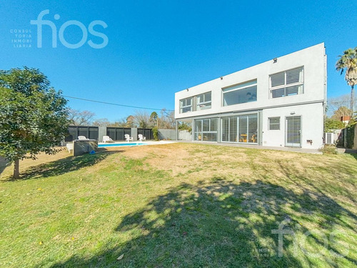 Imagen 2 de 28 de Venta Casa De 3 Dormitorios Con Parque Piscina Cochera En Funes