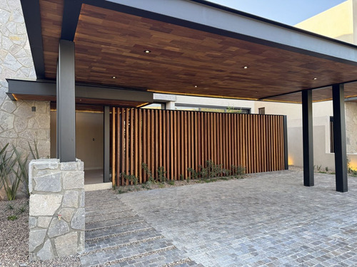 Residencia De Lujo Con Alberca, Área Verde Posterior- Altozano