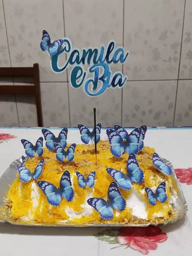 Bolo com rosas em chantilly e topper de borboletas