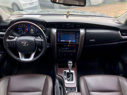 Toyota Hilux SW4 2.8 SRX 4X4 7 LUGARES 16V TURBO INTERCOOLER DIESEL 4P AUTOMÁTICO