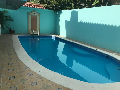 Vendo Magnifica Casa En Los Corales Del Sur Con Piscina Y Terraza, Santo Domingo Este, República Dominicana