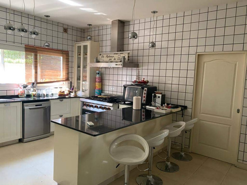 Casaquinta En Venta :: 5 Ambientes :: Parque Leloir :: 1745m