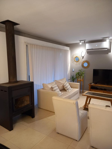 Casa En Venta - 2 Dormitorios 1 Baño - Cochera - 2.008mts2 - Castelli