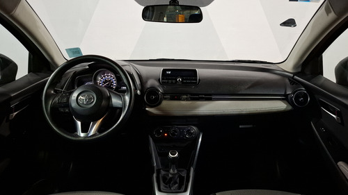 Toyota Yaris 1.5 R MID MT