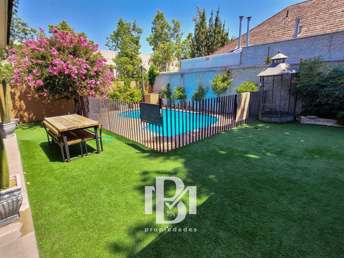 Casa En Venta De 5 Dorm. En Lo Barnechea