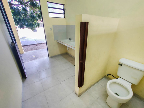 Amplio Edificio Multifuncional En Venta A Dos Cuadras De Per
