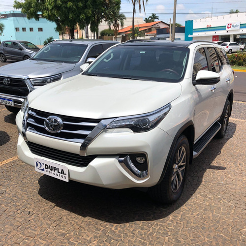 Toyota Hilux SW4 2.8 SRX 4X4 7 LUGARES 16V TURBO INTERCOOLER DIESEL 4P AUTOMÁTICO