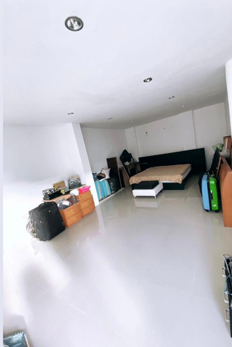 Imagen 5 de 15 de Venta De Casa Quinta, Sector Colinas De Pirineos. Adlz