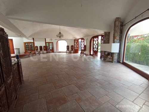 Casa Tipo Colonial Con 3 Recamaras Y Amplio Jardín