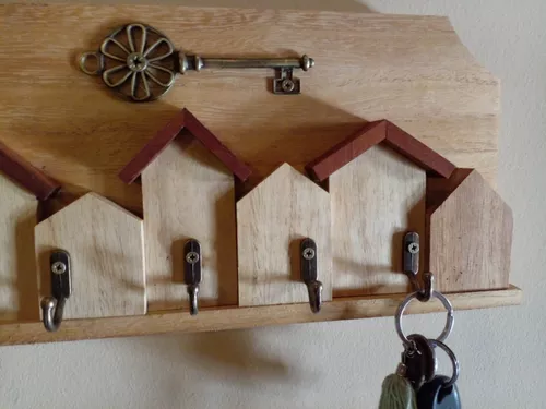 Porta llave con llaveros en madera. - del Ingenio