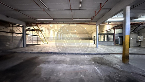 Galpón Con Oficinas 1900m2 En Alquiler - Barracas