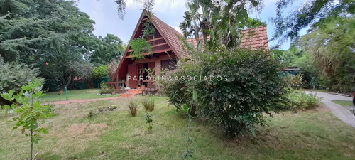 Casa En Centa De 2 Dormitorios En Pinares, Punta Del Este.