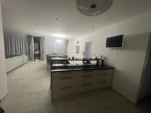 Casa En Venta - 3 Dormitorios 3 Baños - 4 Cocheras - 210mts2 - Haras Del Sur Ii