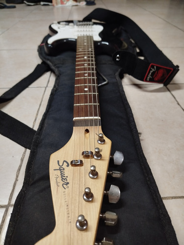 Guitarra Eléctrica Squier By Fender Stratocaster Y Parlante Diestro Negro Laurel Indio
