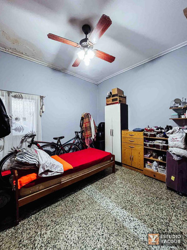 Casa En Venta - 2 Dormitorios 1 Baño - Cocheras - 420mts2 - Berisso