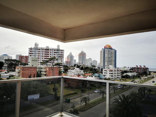 Imagen 1 de 30 de Venta De Apartamento En Punta Del Este,  Avda Chiverta A Metros De La Playa Brava Y Mansa