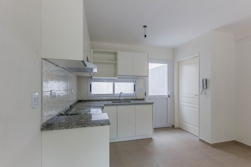 En Venta. Ph. 2 Amb. Patio Y Terraza Propios. Sin Expensas.
