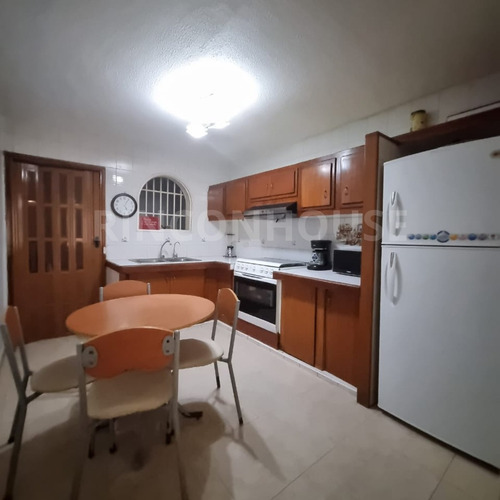 Casa En Venta En La Urb. La Blanquera, Palo Negro.