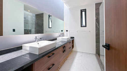 Casa En Venta En Metepec Con Diseño Moderno Y Jardín Interno