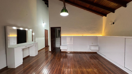 Alquilo Casa Con Piscina En Pleno Centro De Encarnación: 5 Habitaciones Y 4 Baños