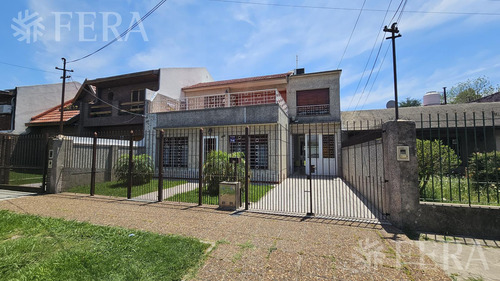 Venta De Casa De 5 Ambientes Con Cochera Y Quincho En Wilde