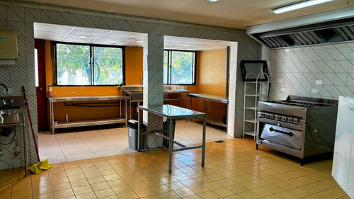 Venta De Espectacular Propiedad En Pirque. Gran Casona, Ubic