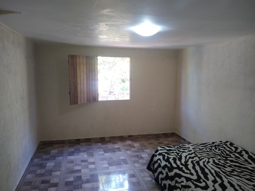 Uma Chácara Com Três Quartos Um Banheiro Sala Cozinha