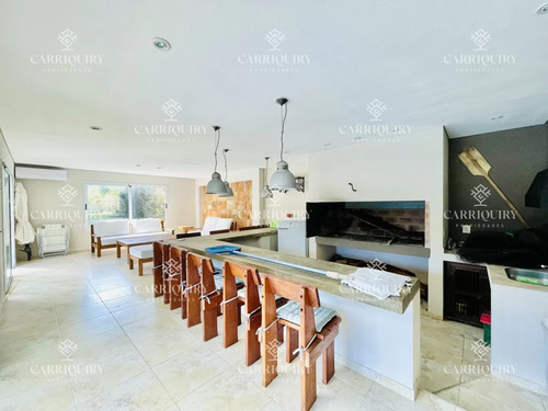 Excelente Casa De 4 Dormitorios, Piscina Climatizada Y Barbacoa En Pinares, Punta Del Este