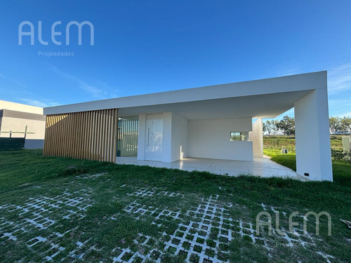 Casa En  Lares De Canning De Estilo Moderno Y Con Mucha Luz.