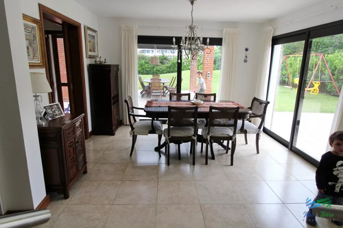En Alquiler!! Moderna Casa Ubicada A 1 Cuadra Del Mar, Con Vista Parcial Desde El Dormitorio Principal.