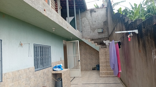 Casa A Venda De 8 Cômodos E 3 Banheiro E 1 Garagem