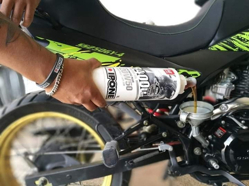 Imagen 3 de 4 de Aceite Para Motor De Moto Ipone R4000 Rs 20w50 4t Semisinte