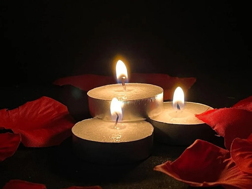 Imagem 4 de 8 de Kit Surpresa Romântica 200 Pétalas 8 Velas 4 Balão + Te Amo