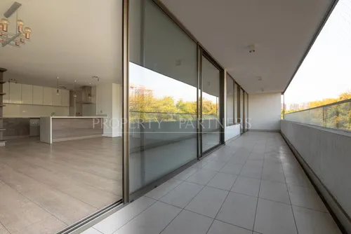 Cómodo Departamento Con Vista Despejada A Parque A...