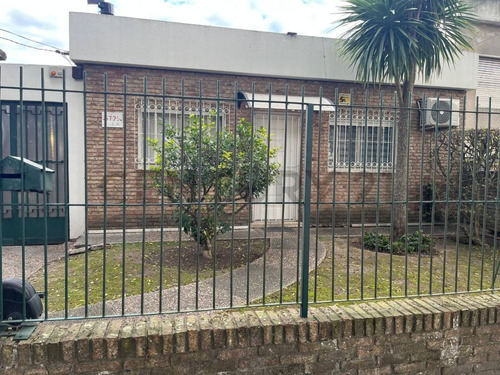 Casa De 2 Dormitorios Con Garaje, Parrillero, Galpon Y Hermoso Jardin En Colón