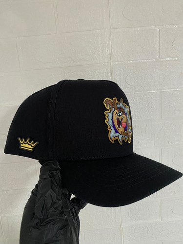 Gorra Demonio De Tasmania Placa A Color Kamel 804 Negro Ajustable