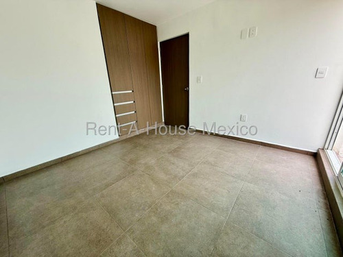 Venta. Santa Rosa Jauregui - Casa, Sala De Tv, 3 Recámaras, Cuarto De Servicio