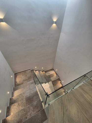 Residencia En Venta, Completamente Lista En Privada Con Casa Club De Lujo!