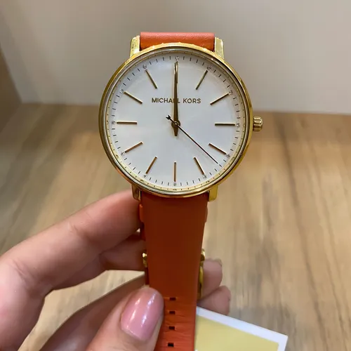 Reloj Michael Kors Pyper Gold para mujer MK2892/0tn, correa de color rojo, color de fondo blanco