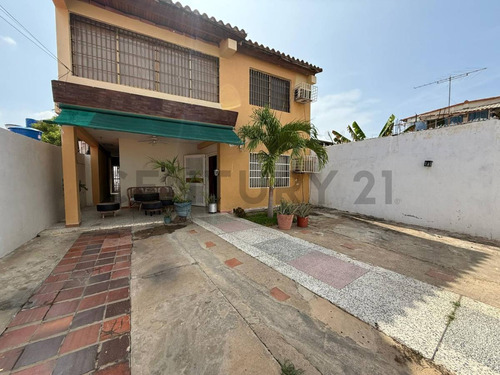 Casa En Alquiler Entre La Av. Centurion Y La Av. Country Club