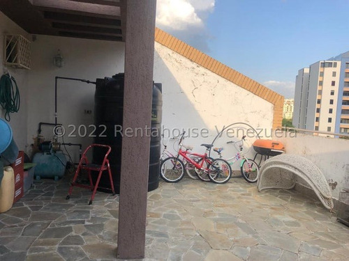 Hermosa Y Bella Casa De Niveles Con Detalles En Escayola, Estilo Moderno Con Cocina , Con Tope De Siliestone , Baños Modernos ,ubicada En Zona Tranquila, Conjunto Exclusivo Y Entablillado Con Patio, Z