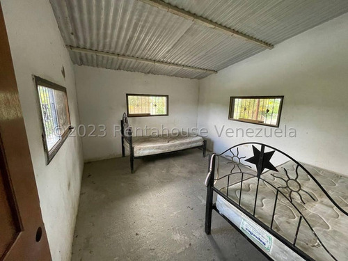 Carlos Colmenarez Felx 23-33543 Vende Finca Con 10 Hectareas Y 4.642 Mts Pozo Profundo De 80 Metros, Bomba De 14 Hp Luz Trifasica Laguna De 50 Por 40 Metros Cochinera De 30 Corrales