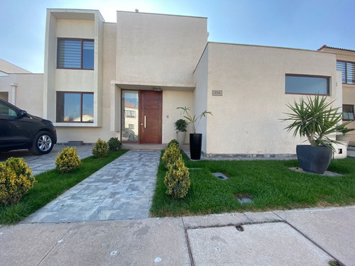 Casa Espaciosa Y Nueva, Con Muchas Dependencias.