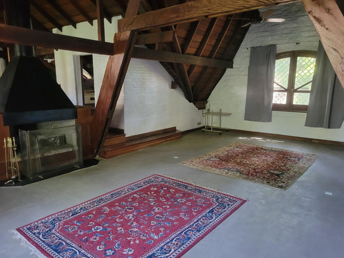 Casa De Estilo En Barrio Parque