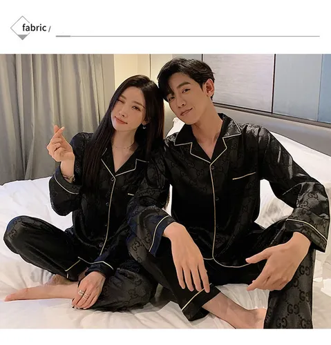 A Conjunto De Pijama De Pareja En Casa De Seda De Lujo.